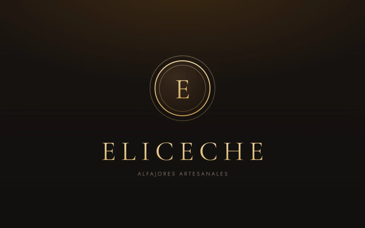 Marca de Eliceche: sello E y nombre en dorado sobre chocolate