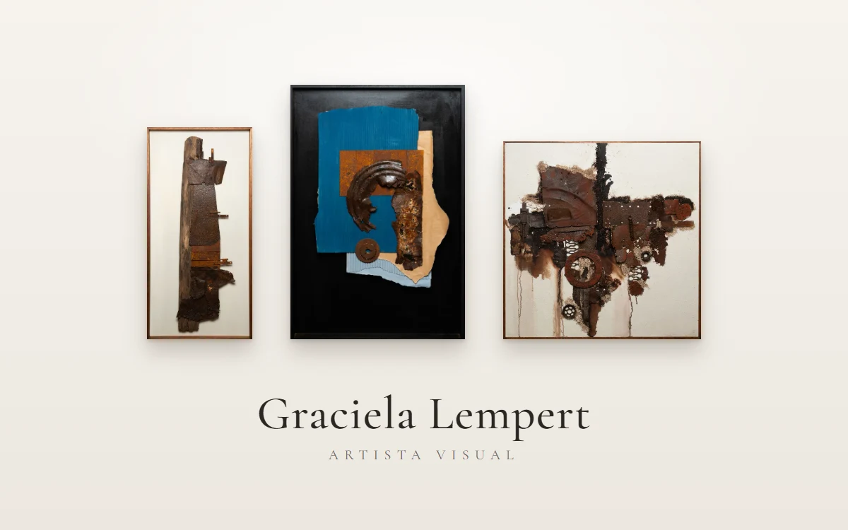 Graciela Lempert, artista visual: tres obras matéricas colgadas sobre pared clara y su nombre