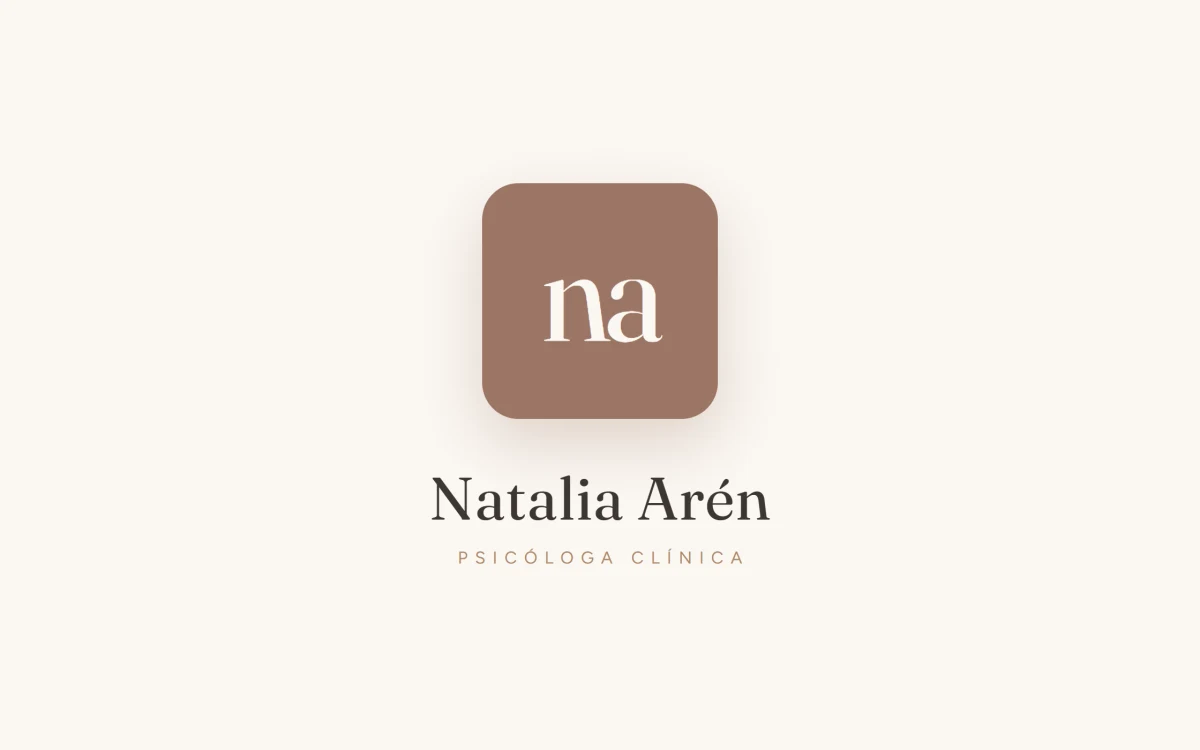 Marca de Natalia Arén: monograma na sobre fondo crema