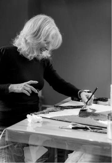 Graciela Lempert trabajando en su taller