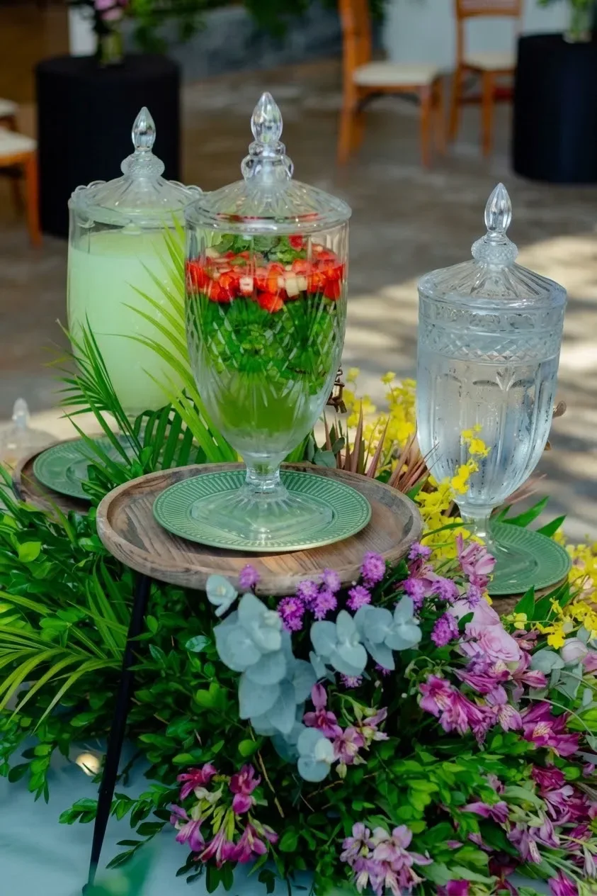 Mesa preparada con flores para una tarde de música